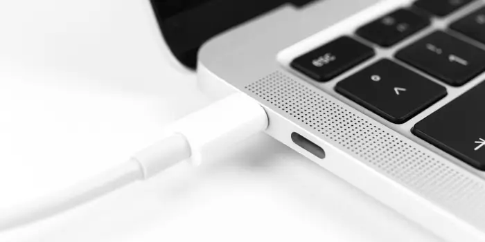 Лаптоп с USB-C