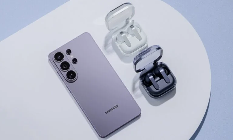 Samsung Galaxy S26 Ultra и Galaxy Buds4 Pro.