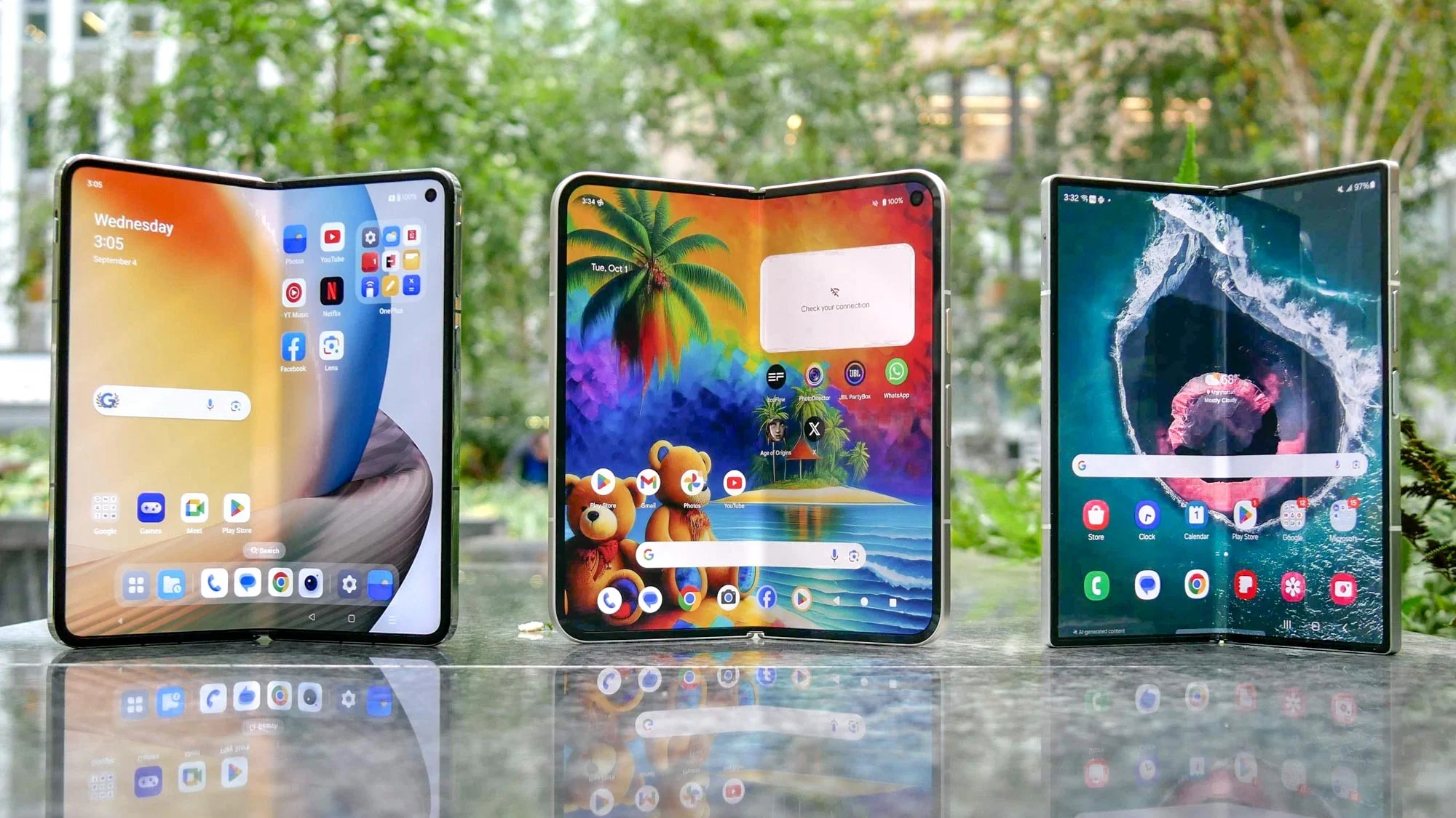 Снимка на Galaxy Z Fold7 и други сгъваеми смартфони. 