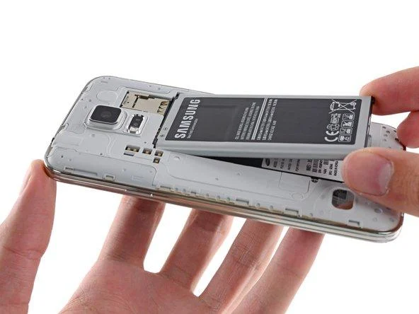Какво всъщност означават новите регулации на ЕС за батериите за Samsung през 2027 г. 2 относно сменяемите батерии